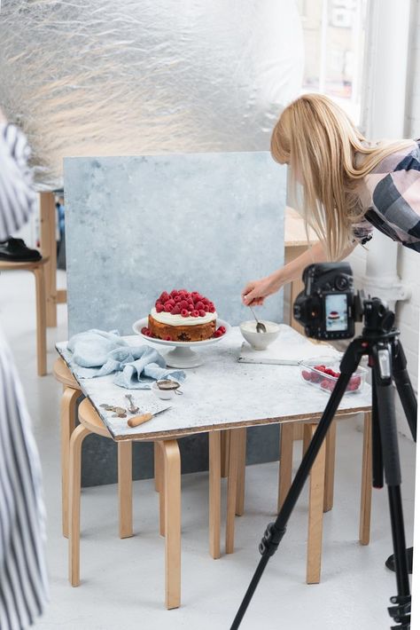 The art of food stories Workshop in London. Food photography and food styling. Design Cibo, Food Photography Lighting, Photography Set Up, Food Photography Props, Dessert Photography, Fotografi Digital, Food Stories, Food Product, Cake Photography