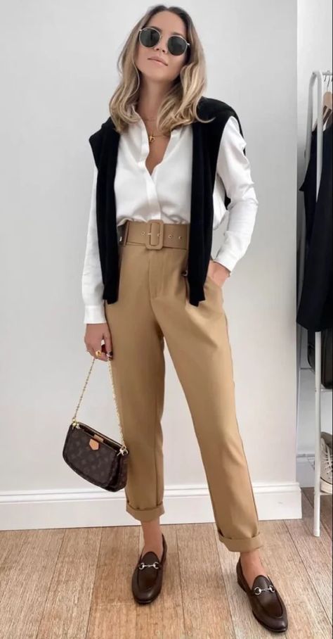 What Are Business Casual Outfits for Women? Best Smart Casual Outfits in Summer 2024 33 Semi Casual Winter Outfits, Effortless Office Outfits, Interior Designer Outfits Woman, Beige Slacks Outfit, Look Casual Chique, Shorts Business Casual, Smart Casual Outfits For Women, Outfits In Summer, Stylish Business Outfits