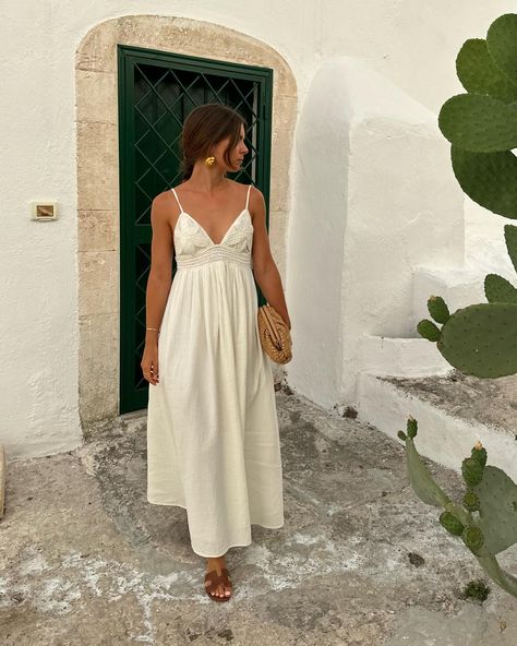 White dress is always a good idea | Instagram White Zara Dress, Spring Europe, Italy Summer Outfits, Zara White Dress, Italy Dress, Linen Outfits, Peter Pan Dress, 21 Diner, High Collar Dress