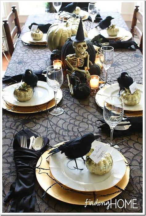 20+ Hauntingly Beautiful Table Centerpiece Ideas For Halloween Halloween Table Settings, Elegant Halloween Decor, Table Halloween, Halloween Tablescape, Halloween Party Dinner, Halloween Table Decorations, Elegant Halloween, Halloween Tattoo, Adult Halloween Party