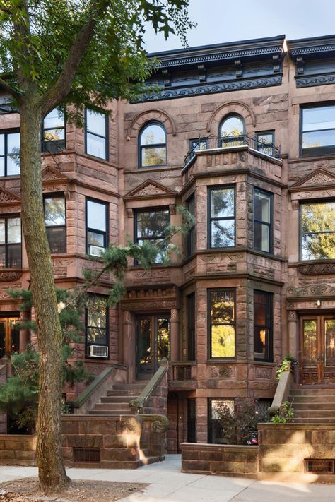 Complete Renovation of a 4-story Romanesque Revival House Brownstone House, Appartement New York, Brownstone Homes, New York Brownstone, New York Townhouse, San Myshuno, Townhouse Exterior, Apartment Exterior, Boston Design