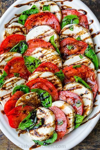 Caprese Salad is an easy, classic Italian recipe. Ripe tomatoes, fresh mozzarella and basil are a winning combination and you will love the balsamic glaze on this Caprese Salad Recipe! #natashaskitchen #caprese #capresesalad #capresesaladrecipe #salad #tomatosalad Tomatoes And Mozzarella, Caprese Salad Recipe, Fresh Tomato Recipes, Salad Recipes Video, Läcker Mat, Italian Dinner, Deilig Mat, Balsamic Glaze, Tomato Recipes