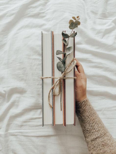 Minimal Book, Bookstagram Posts, Book Photography Instagram, Bookstagram Inspiration, Book Instagram, Book Flowers, Boho Aesthetic, Stil Inspiration, Foto Inspiration