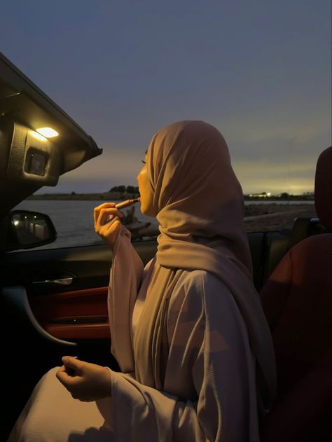 no face pose| hijabi pose idea| summer cruising| rooftop down| birthday pic ideas| Eid photoshoot| poses in car| sunroof down| convertible car Picture Poses Hijab, Cover Your Face Poses, Hijabi Pics No Face, Hijabi No Face Pics, Hijabi Pic Ideas, Hijabi Instagram Profile Pic, No Face Hijabi Pictures, No Face Hijabi Aesthetic, No Face Pictures Aesthetic