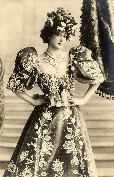 la belle otero Follies Bergere, Lina Cavalieri, Belle Epoch, Vintage Photos Women, Diamonds Necklace, Eclectic Fashion, Concert Tees, Vintage Portraits, Fashion Tips For Women