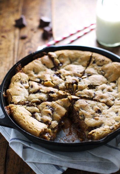 Deep Dish Chocolate Chip Cookies with Caramel and Sea Salt - completely over-the-top gooey wonderful can't stop good. | pinchofyum.com Bonnie's Bakery, Deep Dish Chocolate Chip Cookie, Skillet Cookies, Cookie Cakes, Recipes Delicious, Caramel Cookies, حلويات صحية, Cookie Pie, Think Food