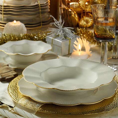 This dinner set will be the witness of the nicest dinners thanks to its exquisite design and chic look. China Dinnerware Sets, Bone China Dinnerware, Stoneware Dinnerware Sets, Stoneware Dinnerware, Porcelain Dinnerware, Dinner Plate Sets, Gold Gilding, Dinner Sets, Cream And Gold