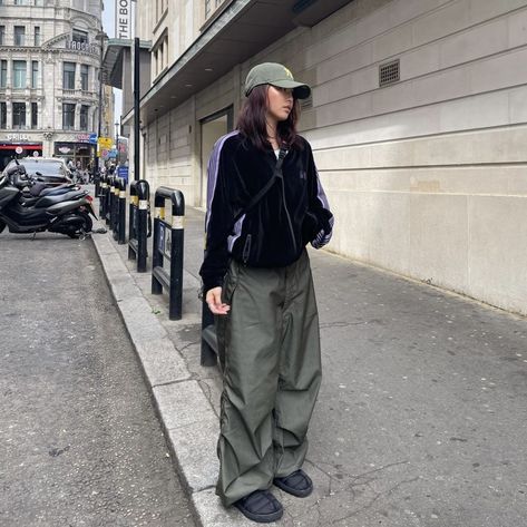 Green Cargo Pants Outfit Acubi, Thermoball Mule Outfit, Green Cargo Pants Outfit Winter, Outfit Ideas For Girl, Cargo Pants Outfit Winter, Gorpcore Outfit, Mule Outfit, Girls Outfit Ideas, Green Cargo Pants Outfit