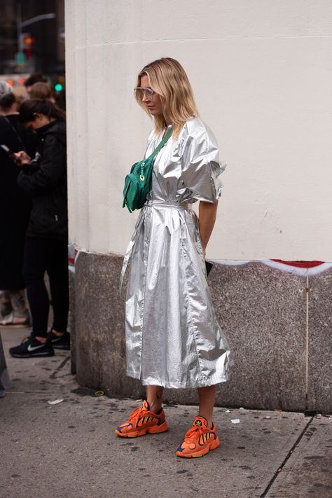 New York Fashion Week Spring Summer 2019 Street Style Mode Pop, New York Fashion Week Street Style, Summer Street, Mode Chic, Looks Street Style, Street Style Trends, Outfit Trends, Street Style Summer, Spring Street Style