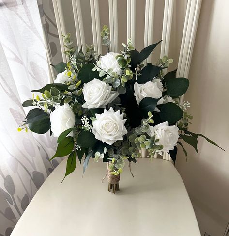 Dark Green Wedding Flowers Bouquets, Emerald And White Bouquet, Green Theme Wedding Flowers, Dark Green And White Wedding Bouquet, Deep Green And White Wedding, Wedding Bouquets Dark Green, White And Dark Green Bouquet, Black Green Wedding Cake, Black And Green Wedding Flowers