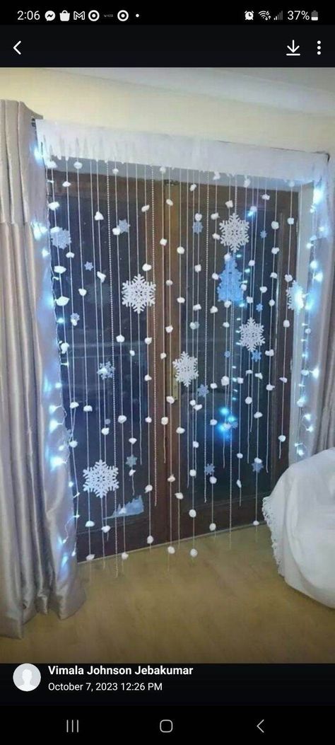 Snowflake Backdrop Ideas, Cotton Snow Decoration, Winter Wonderland Friendsmas, Diy Winter Wonderland Decorations Home, Snow Theme Decorations, Diy Frozen Decor, Snow Ball Decorations, Winter Wonderland Diy Decor, Ice Party Decorations