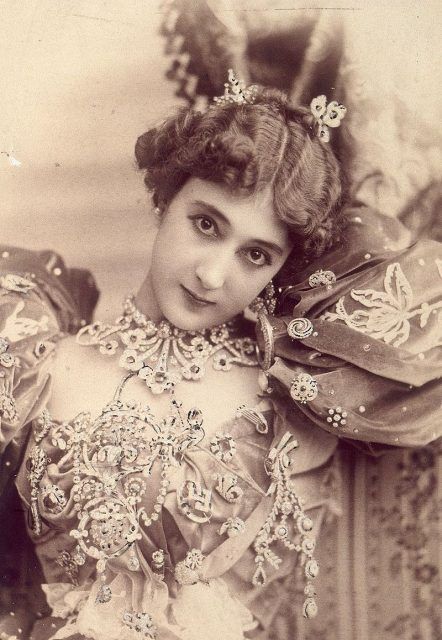 100-Year-Old Photos depict some of the most beautiful women from all over the world Lily Elsie, Magical Women, Anna Pavlova, Spanish Actress, Foto Vintage, Old Hollywood Glamour, Cabaret, Belle Epoque, Hollywood Glamour