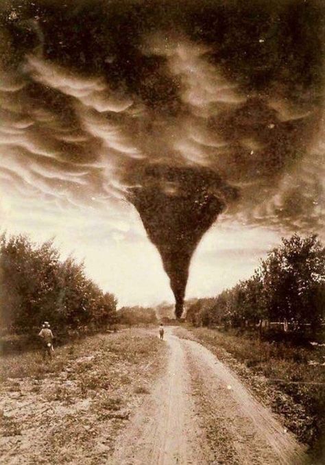 FACT CHECK: Is This the 1898 Oklahoma Tornado? Oklahoma Tornado, Storm Chasing, Wild Weather, Foto Vintage, Ice Age, Black And White Photo, Natural Phenomena, White Photo, Science And Nature