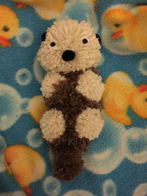 Pom Pom baby otter Baby Otter, Pom Pom Animals, Pom Pom Baby, Diy Pom Poms, Pom Pom Rug, String Crafts, Yarn Dolls, Diy Pom Pom, Yarn Pom Pom