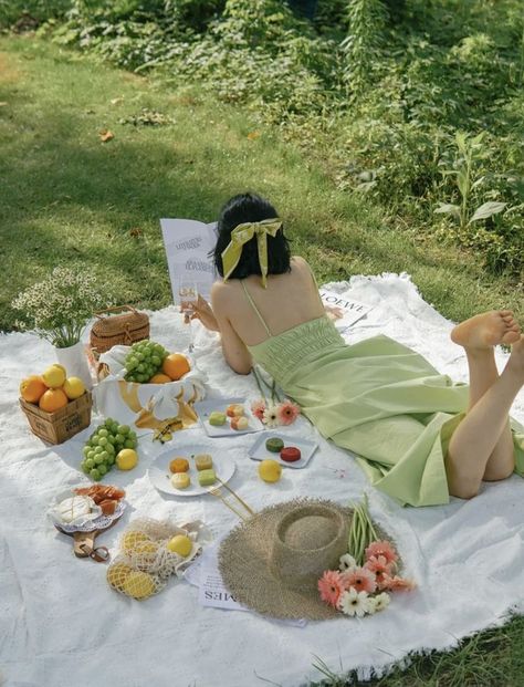 Picnic Shoot Ideas, Spring Picnic Photoshoot, Spring Picnic Ideas, Picnic Aesthetic Outfit, Summer Photo Shoot Ideas, Picnic Photo Ideas, Picnic In Park, Picnic Aesthetics, Cottage Core Picnic