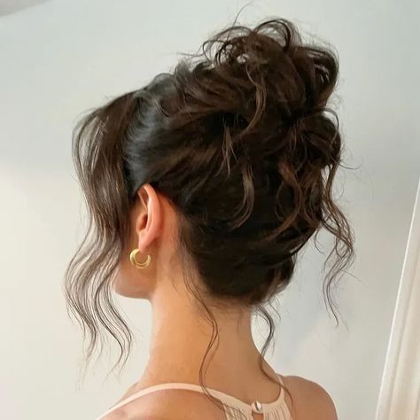 Messy wavy bun wedding hairstyle Half Updo Wedding Hairstyles, Romantic High Updo, Wedding Hair For Bride Open Back Dress, Lose High Bun Hairstyles, High Updo Prom Hairstyles, Bridal Hair Minimalist, Fancy Hairstyles For Short Layered Hair, Bridesmaid Hairstyles Curly Hair Updo, Loose Updo Medium Length Hair