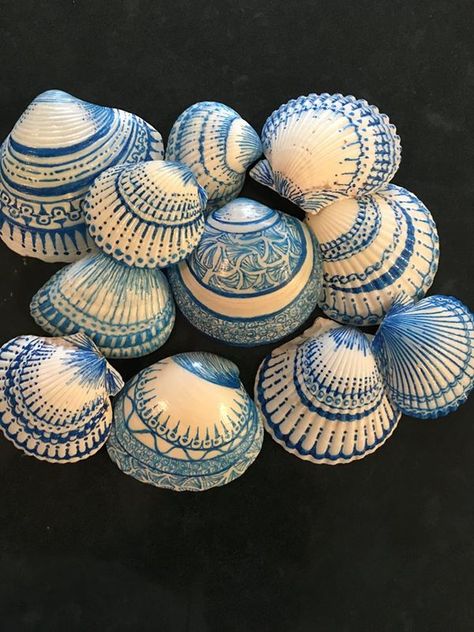 Painted sea shells inspiration from one of our California stockists, Patina Home and Garden. Did you know you can paint our moldings with a Sharpie? Sharpie Shells, Seashell Bouquet, Art Coquillage, Seashell Candles, Shell Flowers, Sharpie Crafts, Mod Podge Crafts, Art Pierre, Seashell Painting