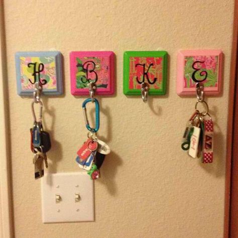 Monogram key hooks. Cute way to hang keys for your apartment or dorm room! Quick and easy DIY craft.  Sign up for a free plan at https://pin4ever.com Organisation, College Apartment Diy, Key Holder Diy, College Apartments, College House, Dorm Sweet Dorm, College Living, Dorm Diy, College Diy