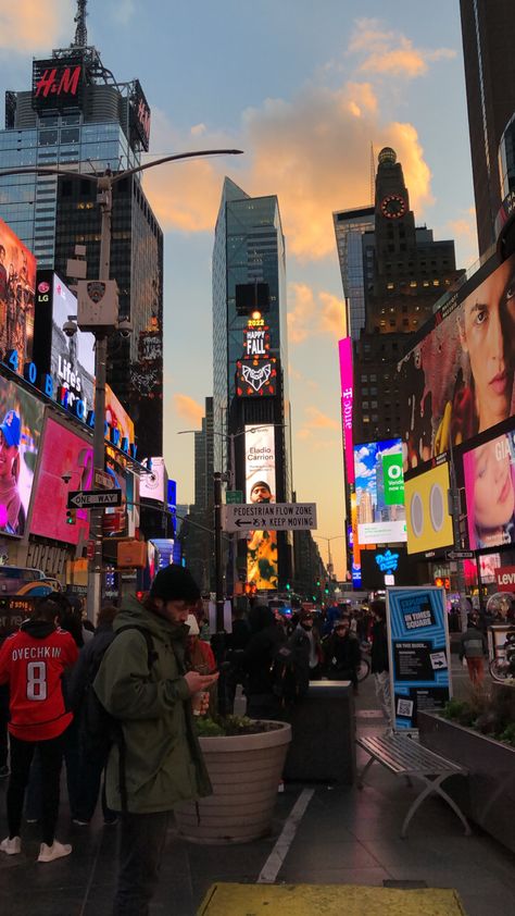 New York Times Square At Night, Time Square Aesthetic, Nyc Times Square Aesthetic, Aesthetic Nyc Pics, Times Square Wallpaper, Times Square Aesthetic, Times Square Pictures Ideas, Ny Times Square, 38 Taurus