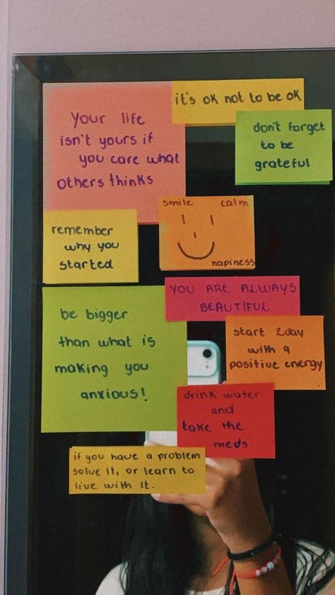 Sticky Notes Quotes Motivation, Sticky Notes Ideas Wall Bedroom, Sticky Note Affirmations, Things To Do With Sticky Notes, Sticky Note Wall, Sticky Note Decor, Sticky Notes Ideas, Sticky Notes Aesthetic, Sticky Notes Quotes