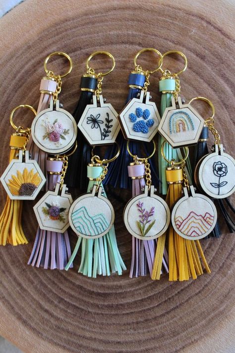 Hand Embroidered Keychain with Leather Tassel Useful Embroidery Gifts, Diy Embroidery Keychain, Mini Hoop Embroidery Patterns, Mini Hoops Embroidery, Embroidery Purse Diy, Embroidery Designs On Backpacks, Miniature Embroidery Ideas, Embroidery Designs Birthday Gift, Embroidery Designs For Birthday Gift