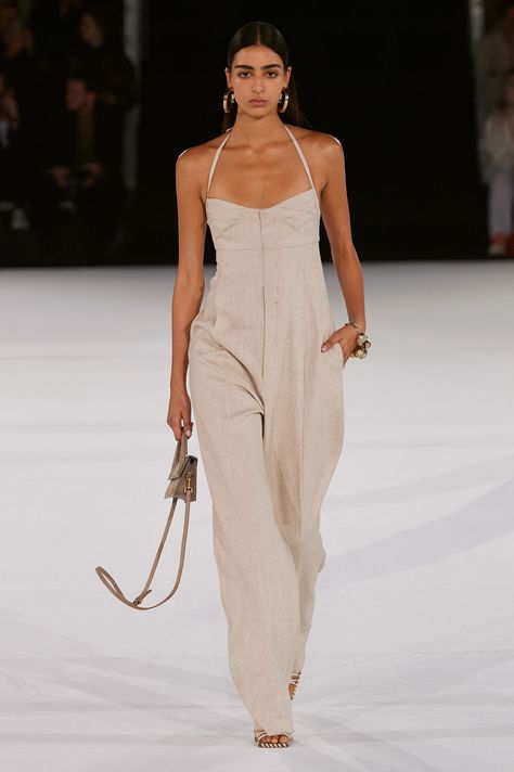 Jacquemus Loya Linen-Blend Wide-Leg Halter Jumpsuit Catwalk Fashion, Runway Fashion Couture, Runway Outfits, Resort Fashion, Runway Models, Contemporary Fashion, Couture Fashion, Runway Fashion, Fashion Collection