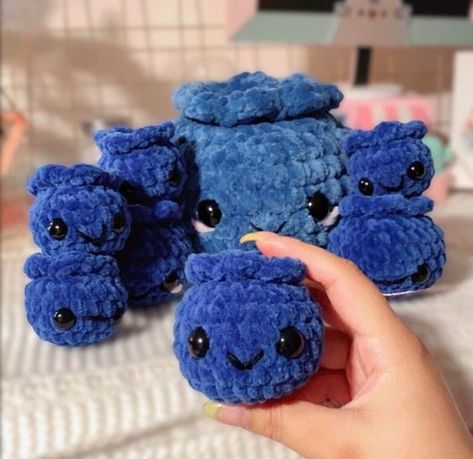 Crochet stuffed animals Fimo, Amigurumi Patterns, Small Easy Crochet Plushie, Cute Crochet For Beginners, Cute Little Things To Crochet, Blueberry Crochet Free Pattern, Chunky Yarn Amigurumi, Blue Crochet Ideas, Blueberry Plush