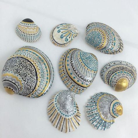 A new little hobby of mine: Painting sea shells. I'm fortunate to leave a few… Sea Shell Art Projects, Painting Sea Shells, Art Coquillage, Painting Sea, Art Pierre, Seashell Painting, Painted Shells, Creation Deco, Seashell Art