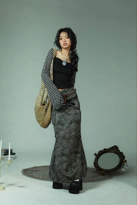 Mode Old School, Long Straight Skirt, 2000s Japanese Fashion, Mode Grunge, Woman Outfit, Grunge Look, Neue Outfits, Mode Kpop, Mode Chic