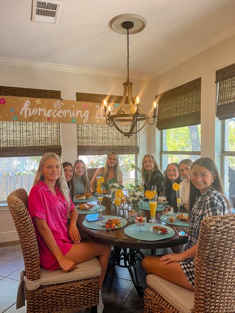 Hoco Sleepover Ideas, Hoco Breakfast Ideas, Prom Morning Ideas, Getting Ready For Prom With Friends, Homecoming Breakfast Ideas, Pre Hoco Party, Hoco Dinner Ideas, Hoco Getting Ready Party, Prom Get Ready Party