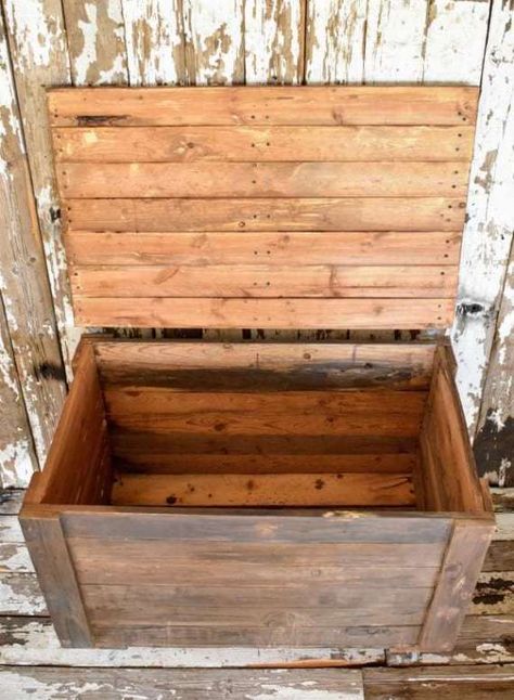 Storage Chest Ideas, Pallet Wood Storage, Pallet Trunk, Diy Wood Chest, Diy Storage Trunk, Diy Wood Box, Chests Diy, Pallet Chest, Chest Ideas