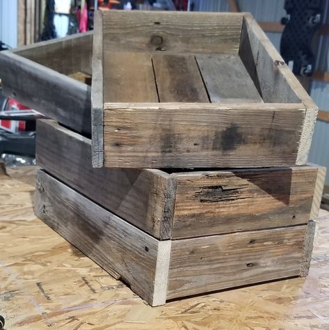 Reclaimed lumber box Barn Wood Projects, Upcycling, Wood Baskets, Recycled Wood Projects, Outdoor Wood Projects, Cute Farmhouse, Diy Wood Pallet Projects, Scrap Wood Crafts, Barn Wood Crafts