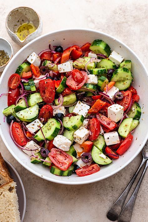 Vegan Greek Salad Vegan Greek Salad, Greek Salad Ingredients, Traditional Greek Salad, Best Summer Salads, Tomato Pasta Salad, Vegan Greek, Plat Vegan, Vegan Feta Cheese, Plats Healthy