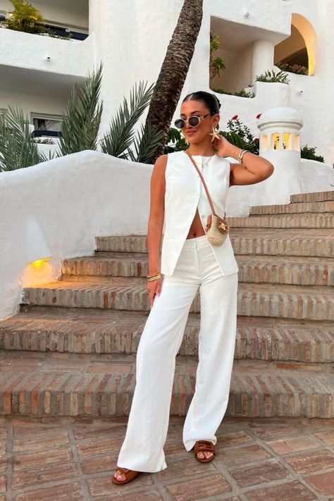 Spain Outfit Ideas, Chic Travel Outfit, Hen Do Outfits, Hen Party Outfits, Spain Outfit, White Party Outfit, Outfit Dinner, Miami Outfits, Party Dress Outfits