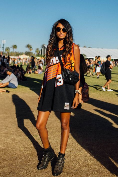 The Best Fashion Looks At Coachella 2018 T Shirt Dress Festival Outfit, Music Festival Outfits Tomboy, Athletic Festival Outfit, Causal Festival Outfit, Hot Weather Festival Outfits, Coachella Street Style, Relaxed Festival Outfit, Minimalist Festival Outfit, Comfortable Festival Outfits Summer