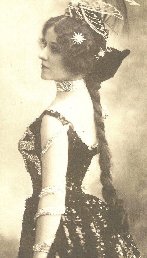 Vintage Hairstyles, Belle Epoch, Postal Vintage, Long Hair Pictures, Gilded Age, Totally Awesome, Vintage Portraits, Historical Clothing, Vintage Photographs