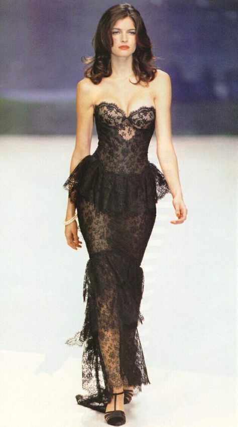 Stephanie Seymour Runway, Best Cannes Dresses, 90s Ball Gown, New York Going Out Outfit, Stephanie Seymour 90s, 90s Gown, Dress Aesthetic Vintage, Christian Dior Runway, Halter Corset