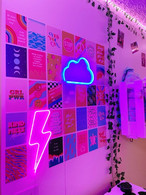 Peppy bedroom, indie bedroom, ivy wall, neon, collage wall Graffiti Bedroom Ideas Aesthetic, Neon Room Inspiration, Preppy Neon Signs, Neon Sign Room Ideas, Neon Sign Aesthetic Bedroom, Retro Neon Bedroom, Wall Collage With Neon Sign, Neon Sign Wall Ideas, 80’s Bedroom Aesthetic