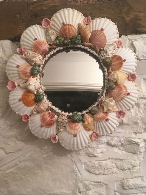 Diy Clam Shell Crafts, Diy Sea Shell Crafts Seashell Art, Sea Shell Diy Crafts, Sea Shells Art, Sea Shell Crafts Diy Decor, Diy Sea Shell Crafts, Shell Diy Crafts, Shell Mirror Diy, What To Do With Shells