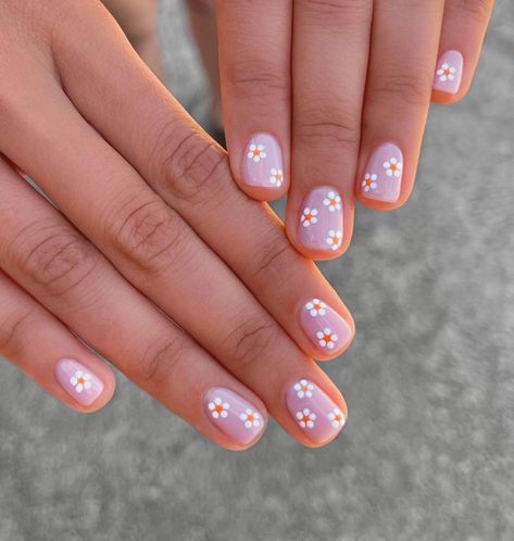 short nails with daisies, flower nails, spring nails 2022 Neutral Daisy Nails, Lavender Daisy Nails, Daisy Nails Pink, Short Daisy Nails, Nailart Short Nails, Pink Daisy Nails, Cute Short Spring Nails, Nails With Daisies, Flowers On Nails