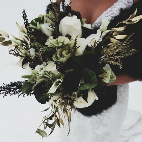 Green Black And Gold Bouquet, Dark Green Flowers Wedding, Emerald Bridesmaid Bouquet, Black White Green Bouquet, Black And Green Boho Wedding, Slytherin Bouquet, Dark Academia Wedding Bouquet, Black And Green Wedding Flowers, Dark Green Wedding Flowers