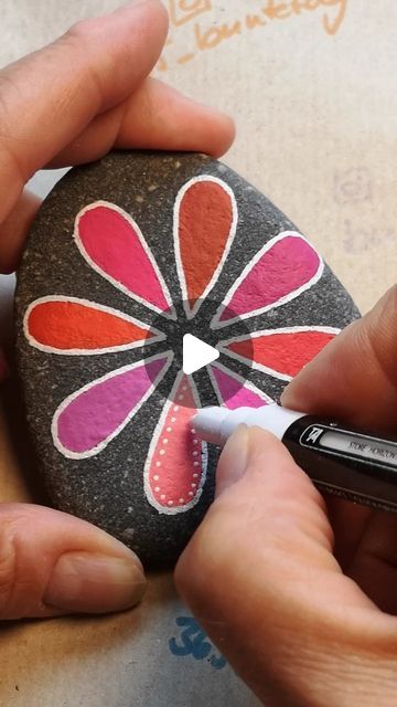 Red Painted Rocks Ideas, Painted Stones And Rocks, Painted Rocks Diy Easy, Stone Painting Ideas Creative, Paint Rocks Ideas, Easy Things To Paint On Rocks, Stone Art Ideas, Stone Painting Ideas, Painting On Rocks