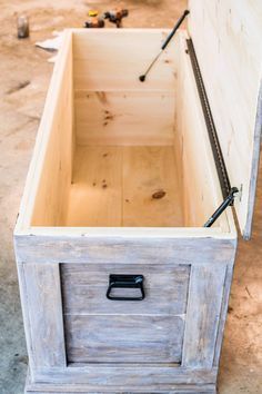 Diy Wood Chest, Diy Storage Trunk, Chests Diy, Bedroom Storage Chest, Koti Diy, Diy Bedroom Storage, Repurposed Dresser, Diy Storage Bench, Car Furniture