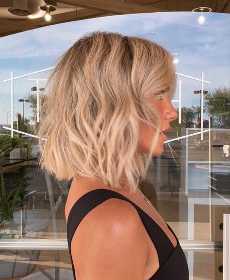 Wavy Short Blonde Hair, Short Blonde Hair Summer, Cara Loren Short Hair, Shirt Blonde Hair Hairstyles, Blonde Bob Thick Hair, Short Bob Blonde Balayage, Shoulder Length Blonde Hair Straight, Shorts Haircuts For Women, Short Blonde Haircuts With Bangs