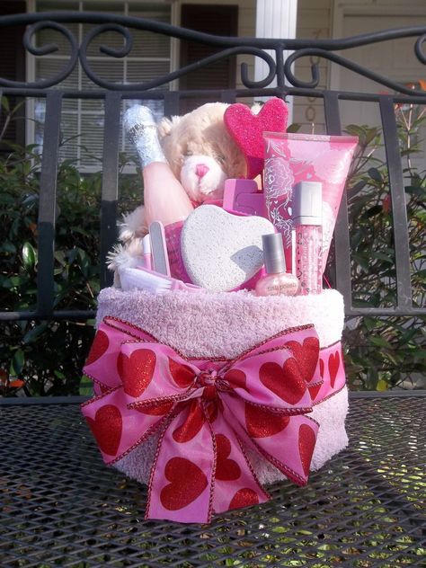 Pink Gift Basket, Valentines Candy Bouquet, Mothers Day Baskets, Valentines Day Baskets, Săpunuri Handmade, Valentine Gift Baskets, Towel Cakes, Valentine Baskets, Valentine's Day Gift Baskets