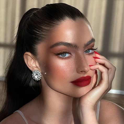 INBEAUT MAGAZINE (@inbeautmag) • Instagram photos and videos Bold Lip Makeup, Red Makeup Looks, Feminine Makeup, Red Lips Makeup Look, Maquillage On Fleek, Red Lip Makeup, Red Dress Makeup, Red Makeup, Bold Makeup