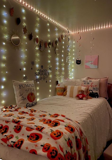 Ways To Decorate Your Bedroom For Halloween, Fall Theme Room Bedrooms, Fall Decoration Bedroom, Fall Decor For Room Bedrooms, Cute Diy Halloween Decorations For Room, How To Decorate Your Room For Halloween, Halloween Room Ideas Bedrooms Cute, Fall Decor Room Ideas, Halloween Bed Ideas