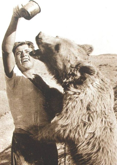 20 Images of Corporal Wojtek, the Polish Bear and Hero of WWII. Wojtek Bear, Poland Ww2, Perang Dunia Ii, Poland History, Ww2 History, Airplane Art, Historical Pictures, Condensed Milk, Animal Photo