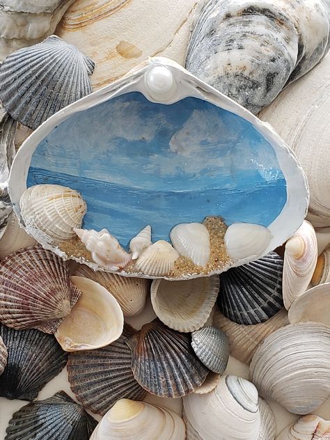 Painted Clam Shells, Beachy Crafts, Seashell Art Diy, Seashell Christmas Ornaments, Shell Painting, Oyster Shell Crafts, Art Coquillage, Clam Shells, Shells Diy