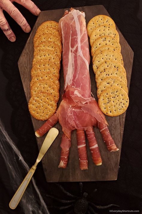 Creepy Halloween Hand Appetizer - Everyday Shortcuts Braided Pie Crust, Creepy Food, Creepy Halloween Food, Halloween Food Appetizers, Spooky Food, Halloween Food Treats, Halloween Party Dinner, Easy Halloween Food, Fun Halloween Food